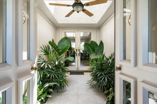 a view of entryway with interior