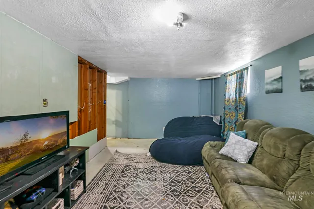 $299,400 | 531 Calico Street, Hansen, ID 83334