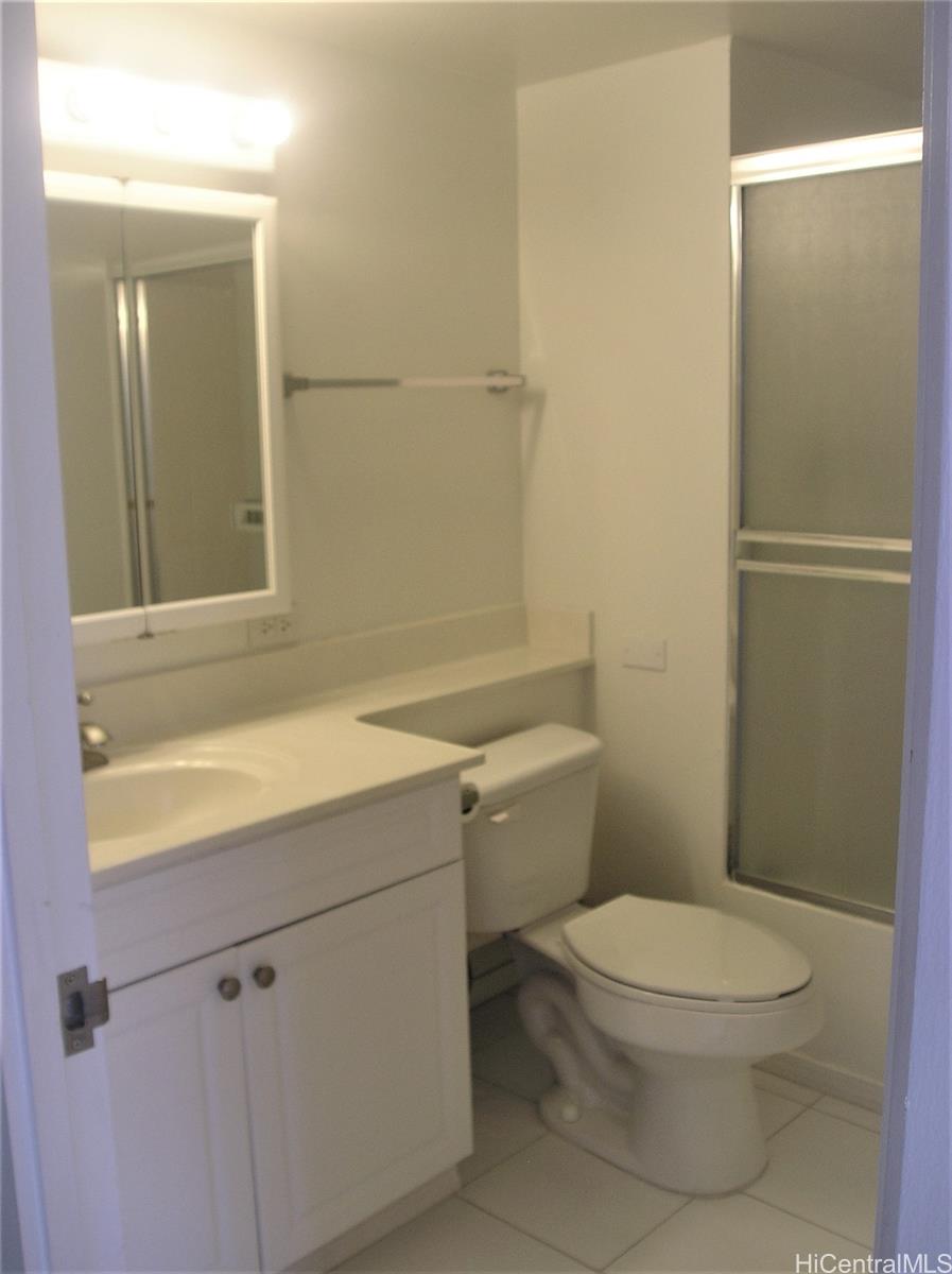 240 Makee Road, Unit 9B Honolulu, HI 96815 - Photo 13 of 18 Hallway bathroom