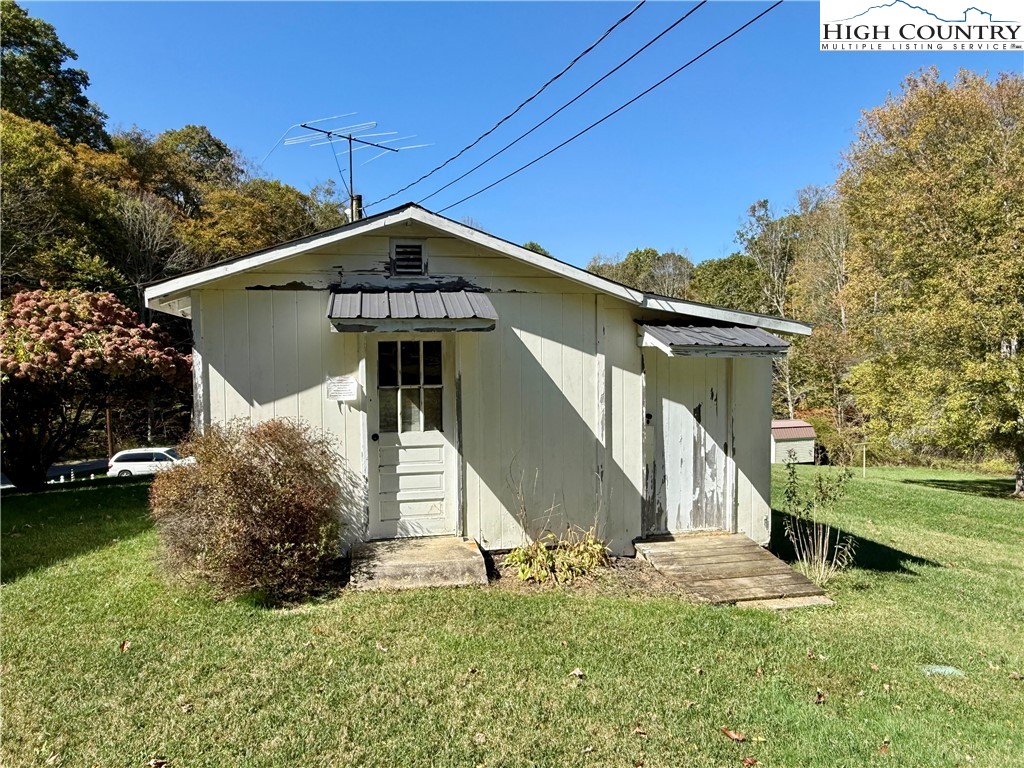 205 Burl Lawrence Road Vilas, NC 28692 - Photo 4 of 20 Gallery Image 4