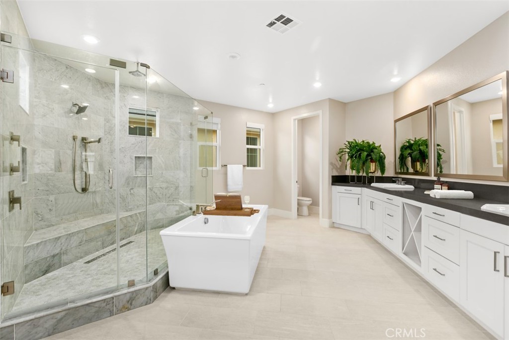 79 Gravity Irvine, CA 92618 - Photo 36 of 70 a large bathroom with a tub sink shower and mirror