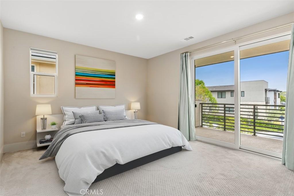 79 Gravity Irvine, CA 92618 - Photo 40 of 70 a bedroom with a bed and a large window