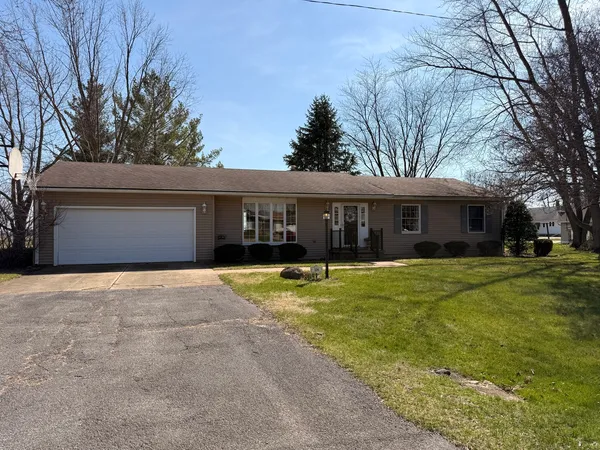 $185,000 | 106 5th Street, McNabb, IL 61335