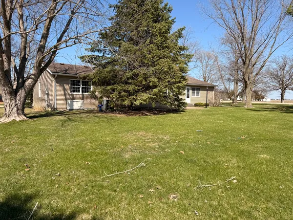 $185,000 | 106 5th Street, McNabb, IL 61335