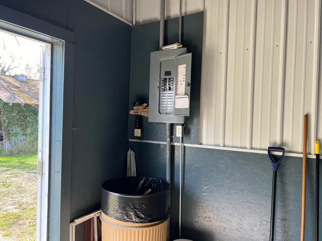 a view of a backyard