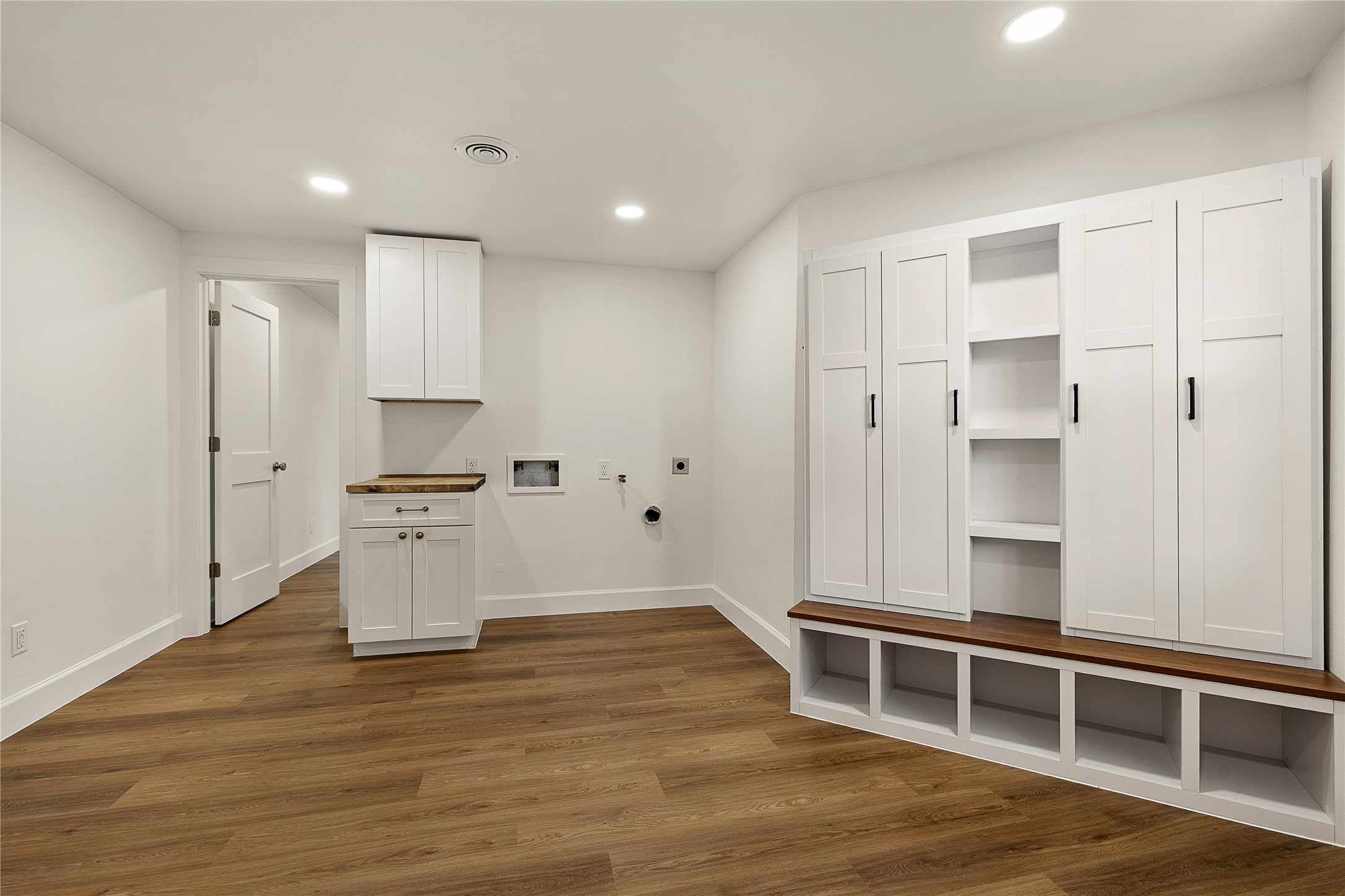 1014 Country Club Road Georgetown, TX 78628 - Photo 15 of 26 Laundry/Mud Room
