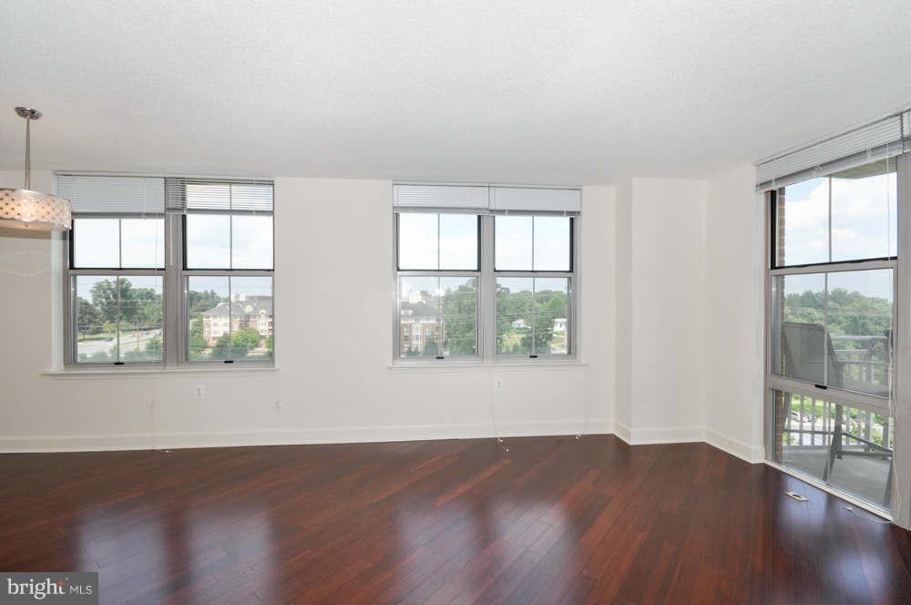 11800 Sunset Hills Road, Unit 722 Reston, VA 20190 - Photo 5 of 21 Living Room