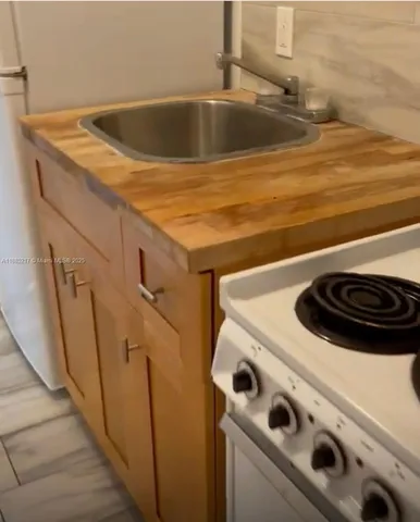 a view of a utility room with washer and dryer