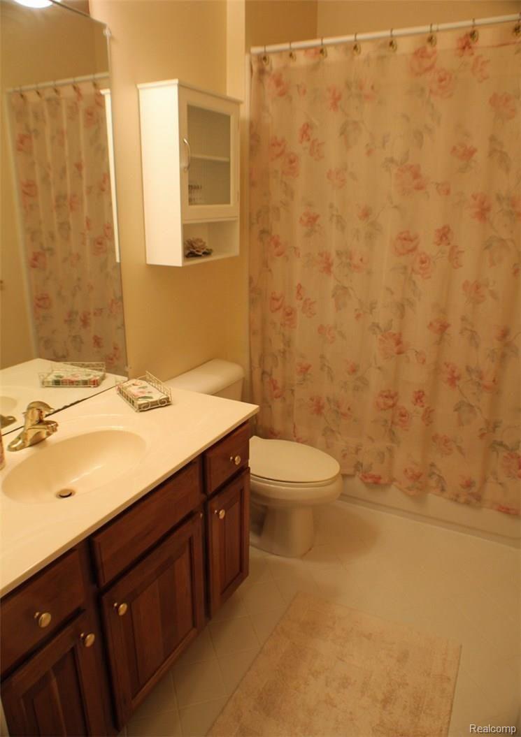 5081 Belmonte Drive, Unit 59 Rochester, MI 48306 - Photo 10 of 22 Powder Room.jpg