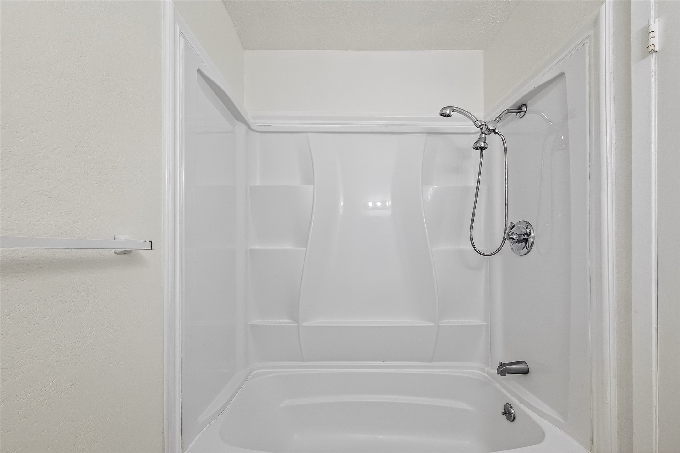 15022 Chipman Ln. Houston, TX 77060 - Photo 26 of 40 Tub/shower