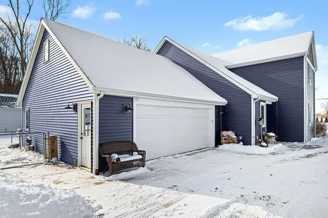 $575,000 | 201 Wildwood Beach Road, Quincy, MI 49082