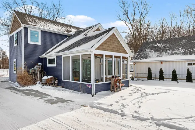 $575,000 | 201 Wildwood Beach Road, Quincy, MI 49082