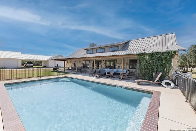 a view of a swimming pool with seating space