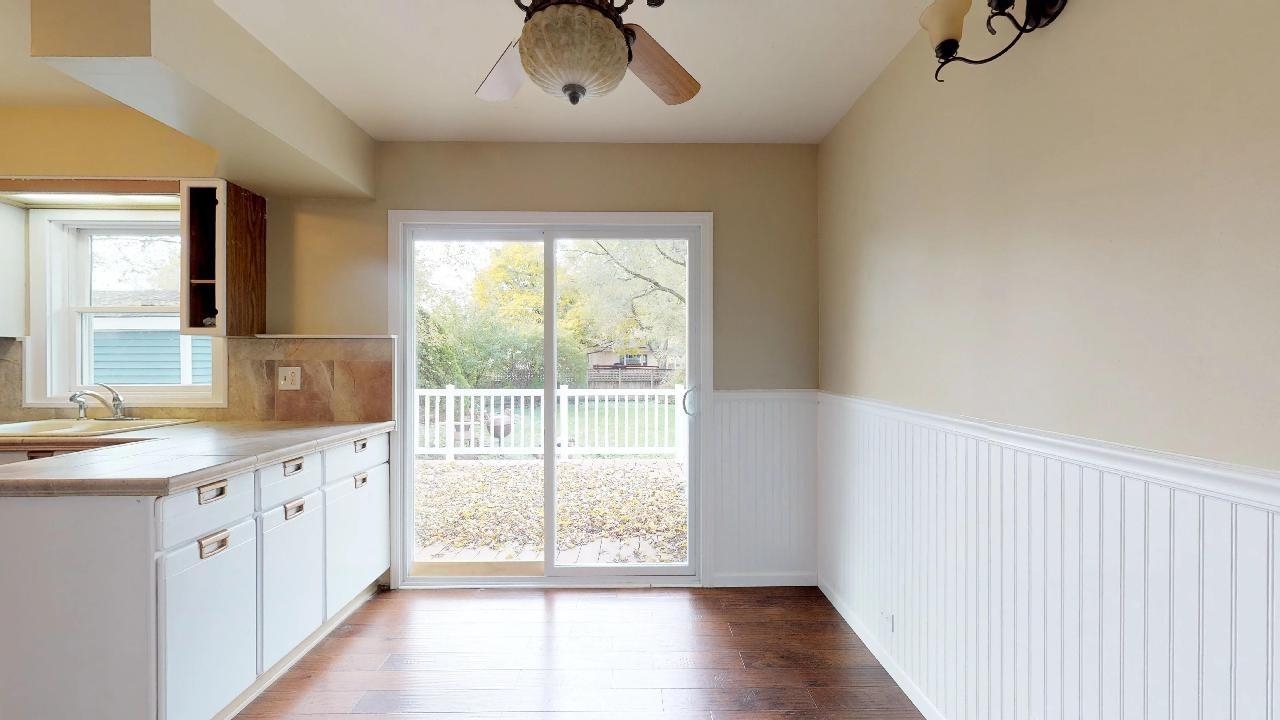 7624 Forest Avenue Munster, IN 46321 - Photo 22 of 37 a hallway with window