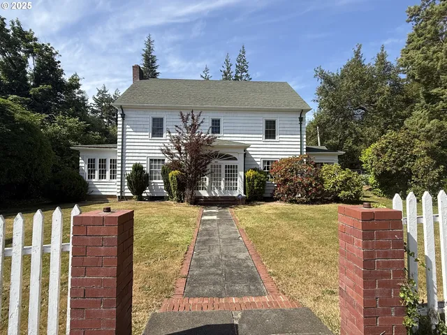 a front view of house with yard