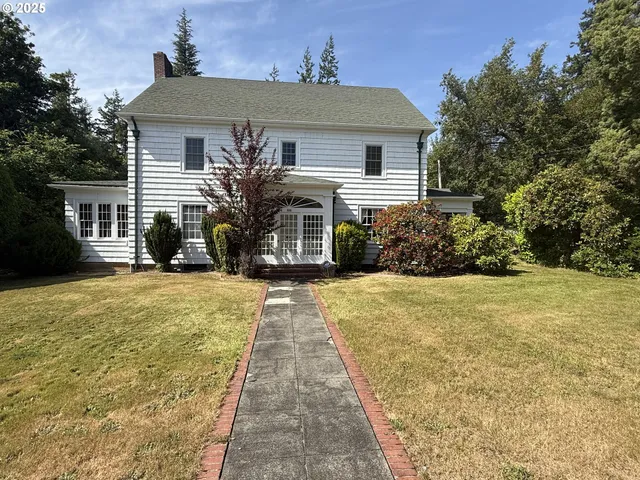 a front view of house with yard