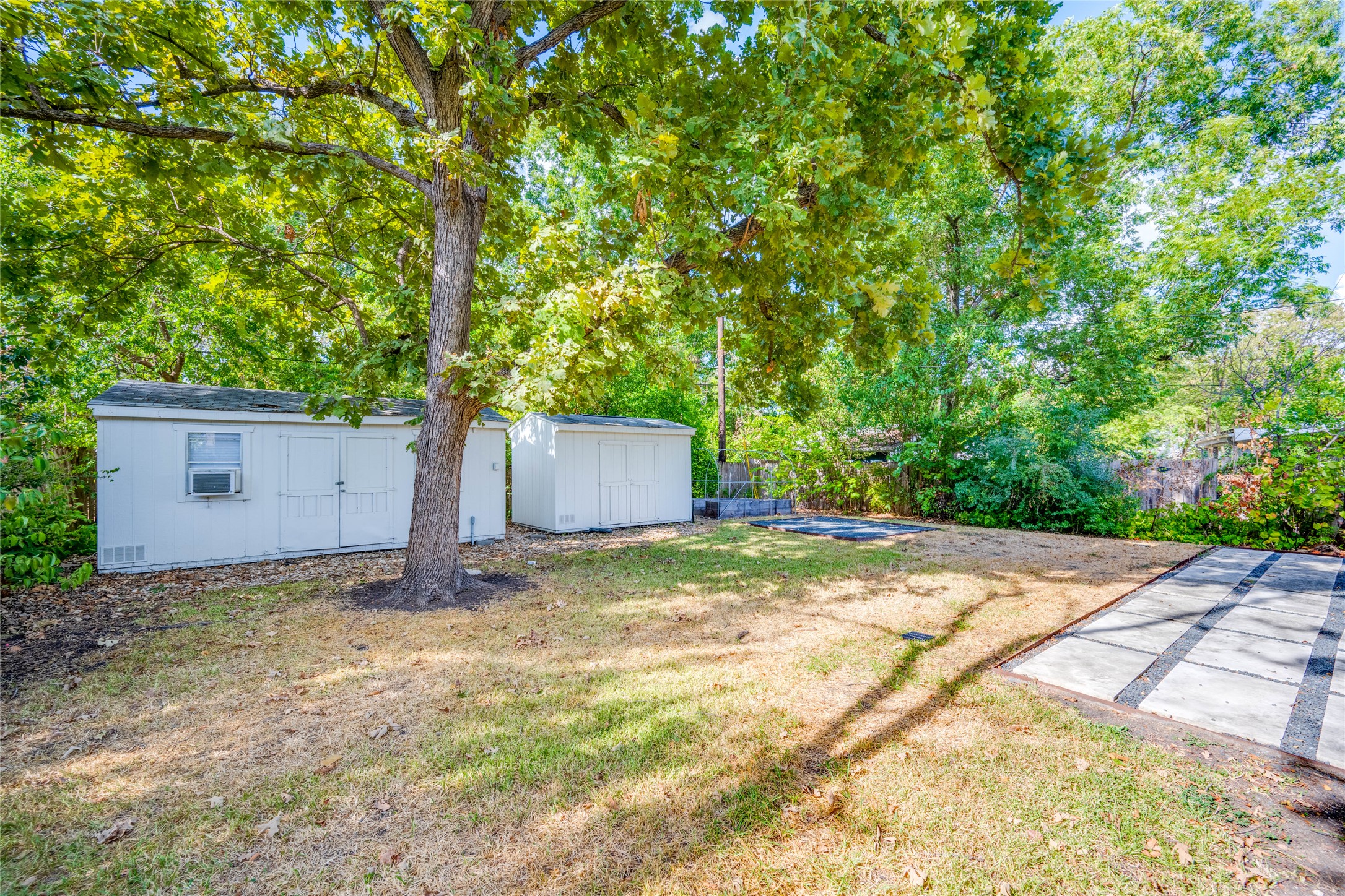2516 Friar Tuck Lane Austin, TX 78704 - Photo 35 of 40 a backyard of a house