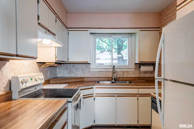 $198,000 | 109 Weisbrook Lane, Carterville, IL 62918