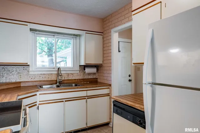 $198,000 | 109 Weisbrook Lane, Carterville, IL 62918