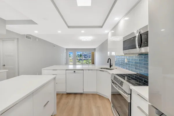 $599,900 | 750 North Ocean Boulevard, Unit 404, Pompano Beach, FL 33062