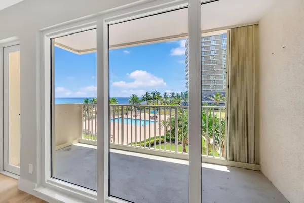 $599,900 | 750 North Ocean Boulevard, Unit 404, Pompano Beach, FL 33062