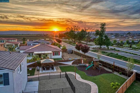 $939,000 | 1655 Apricot Court, Dixon, CA 95620