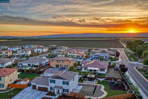 $939,000 | 1655 Apricot Court, Dixon, CA 95620