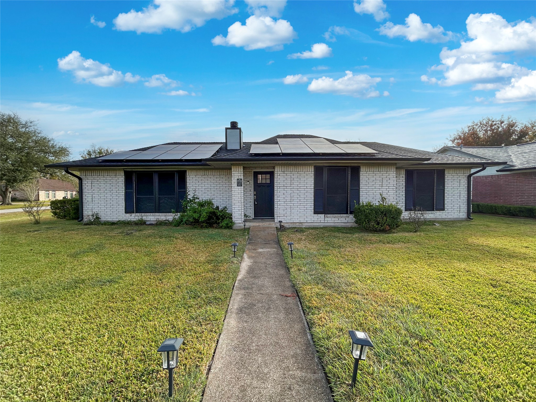 6132 Fox Ridge Drive Angleton, TX 77515 - Photo 28 of 28 a front view of a house with a garden