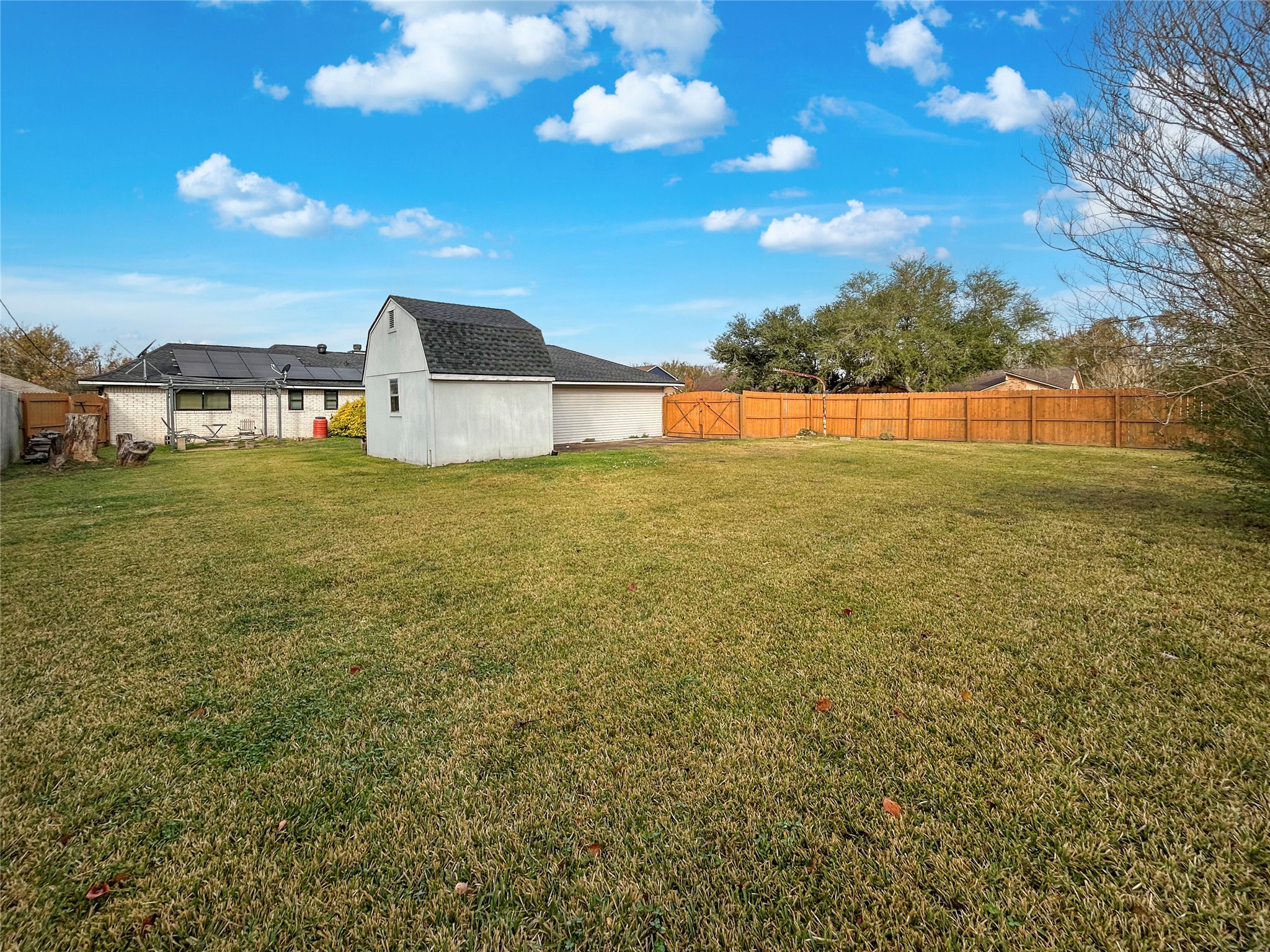 6132 Fox Ridge Drive Angleton, TX 77515 - Photo 5 of 28 a view of an ocean from a yard