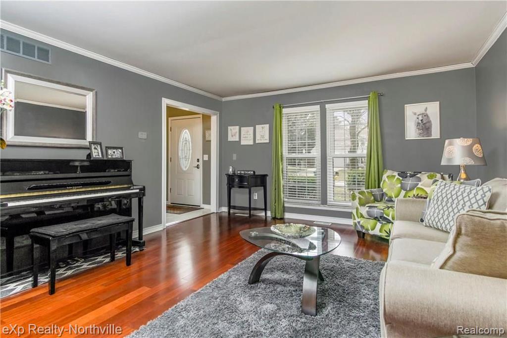 28122 Yorktown Road Farmington Hills, MI 48331 - Photo 3 of 15