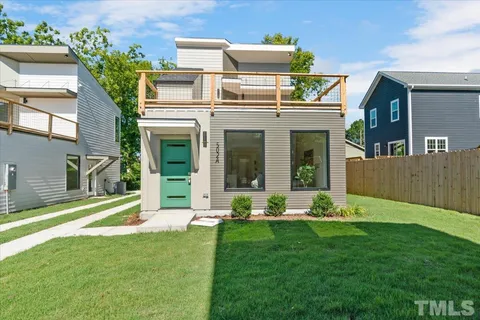 a view of a house with backyard and garden