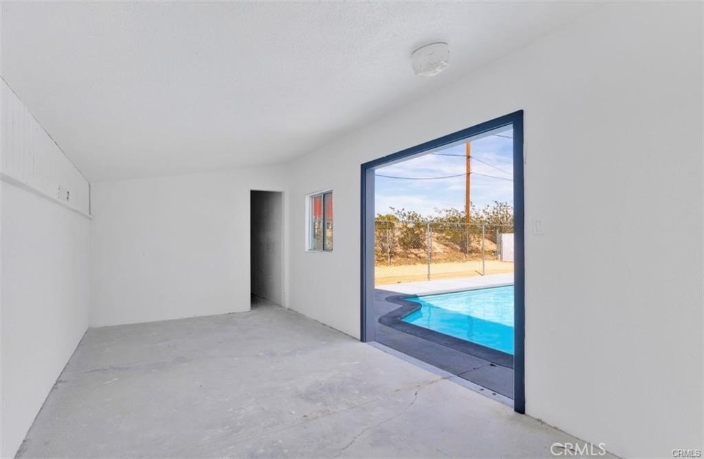 351 Armory Road Barstow, CA 92311 - Photo 24 of 31 an empty room with large window
