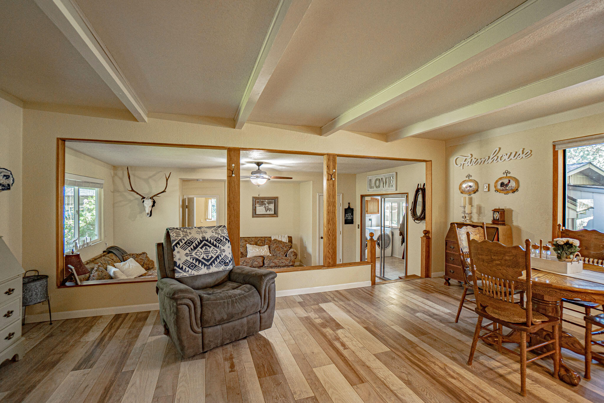 1035 Minthorne Road Rogue River, OR 97537 - Photo 4 of 41 Spacious and comfortable dining area