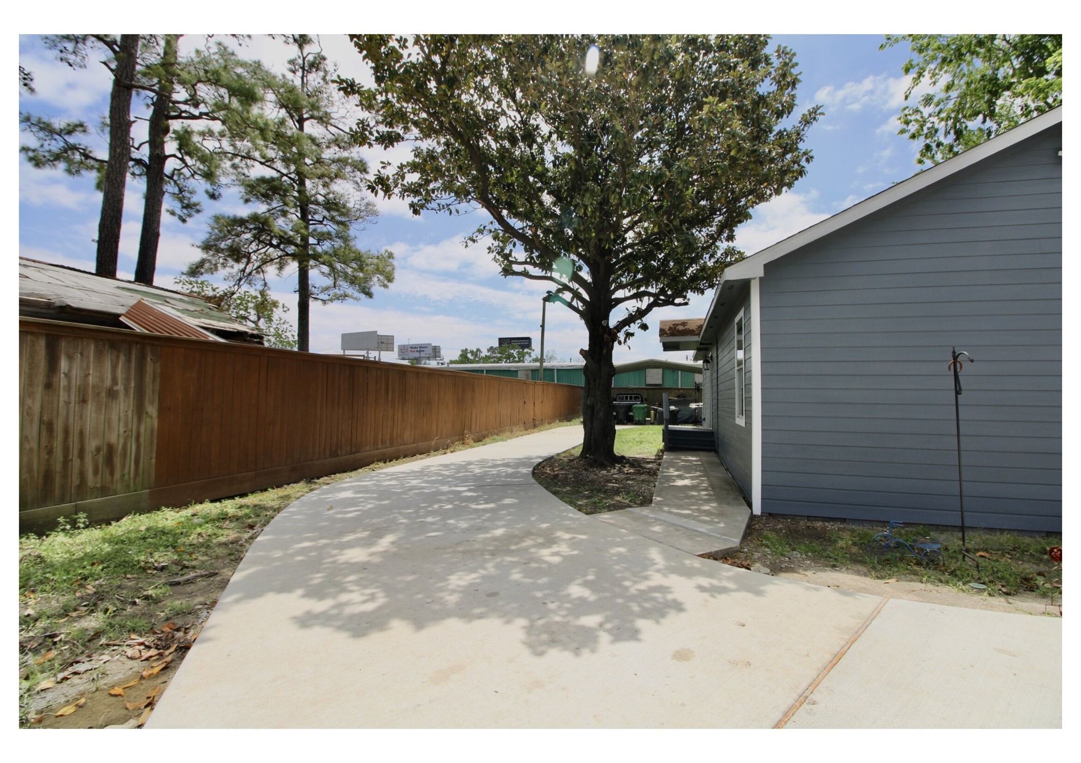 409 Robert Lee Road Houston, TX 77009 - Photo 24 of 32 Front angle of long driveway.