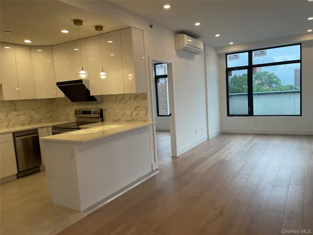 $958,000 | 52-16 Roosevelt Avenue, Unit 5A | Woodside