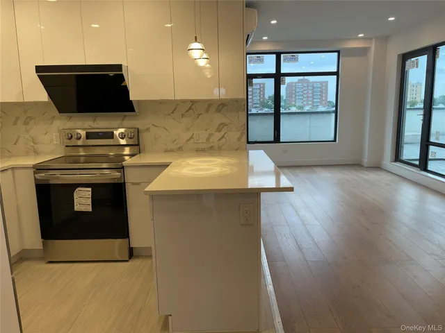 $958,000 | 52-16 Roosevelt Avenue, Unit 5A | Woodside