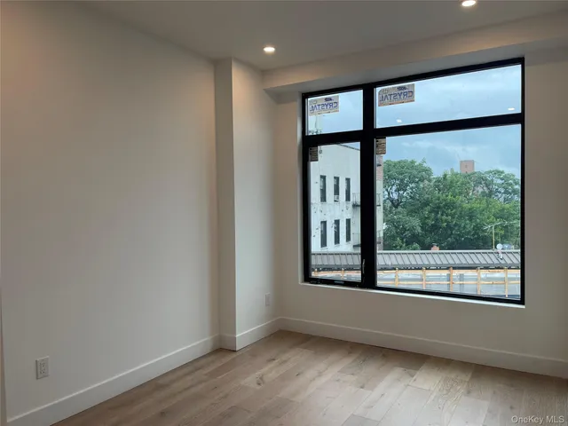 $958,000 | 52-16 Roosevelt Avenue, Unit 5A | Woodside