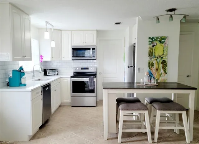 $1,950,000 | 559 105th Avenue North, Naples, FL 34108