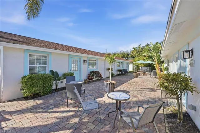 $1,950,000 | 559 105th Avenue North, Naples, FL 34108