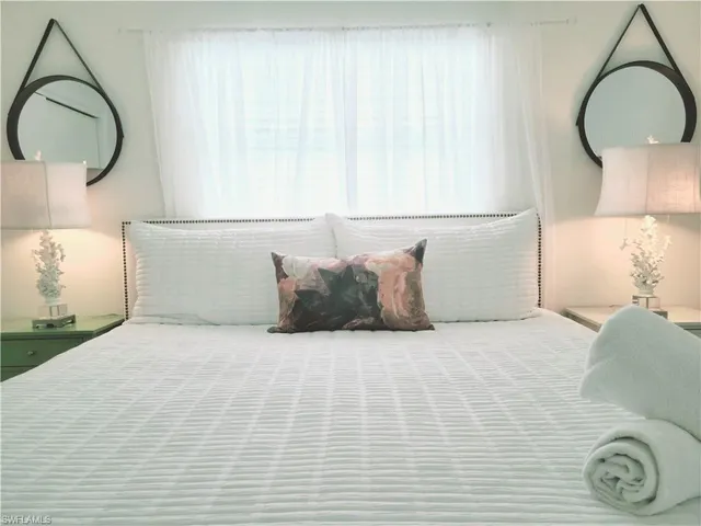 $1,950,000 | 559 105th Avenue North, Naples, FL 34108