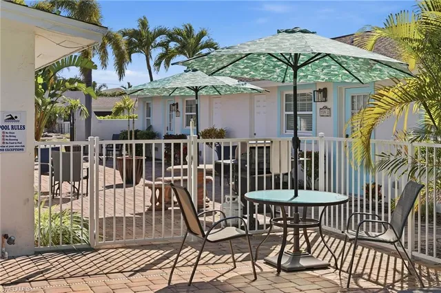 $1,950,000 | 559 105th Avenue North, Naples, FL 34108