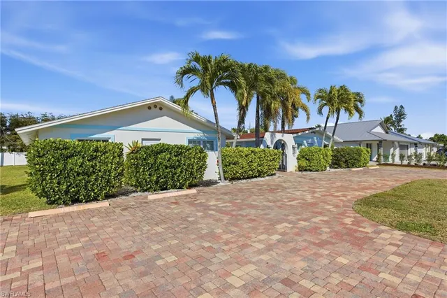 $1,950,000 | 559 105th Avenue North, Naples, FL 34108