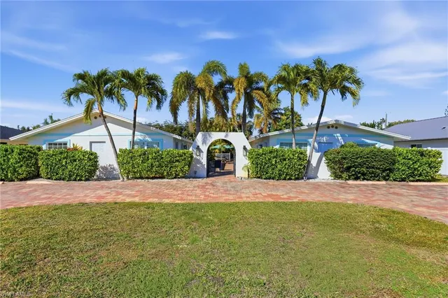 $1,950,000 | 559 105th Avenue North, Naples, FL 34108