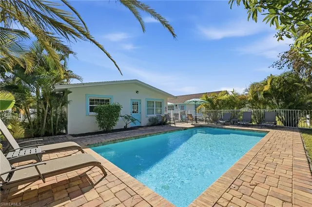 $1,950,000 | 559 105th Avenue North, Naples, FL 34108