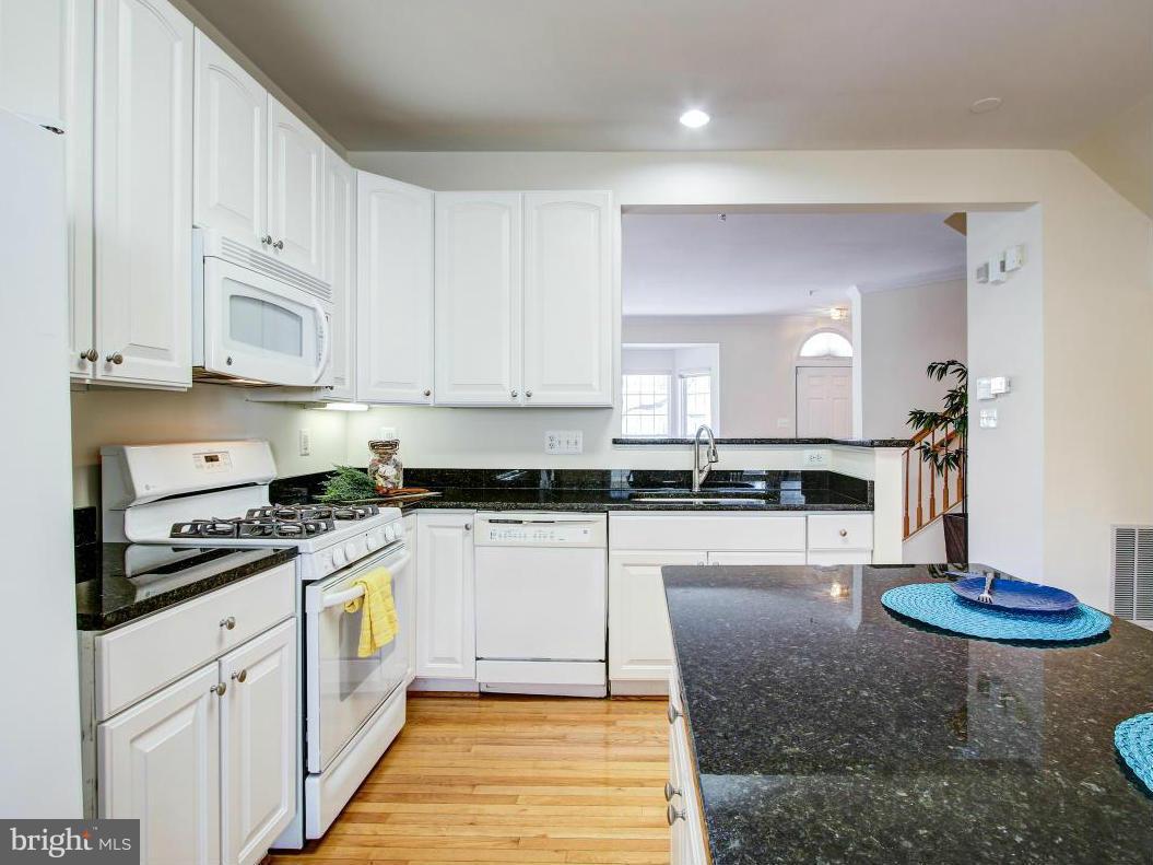 13922 Lullaby Road Germantown, MD 20874 - Photo 11 of 29 Kitchen