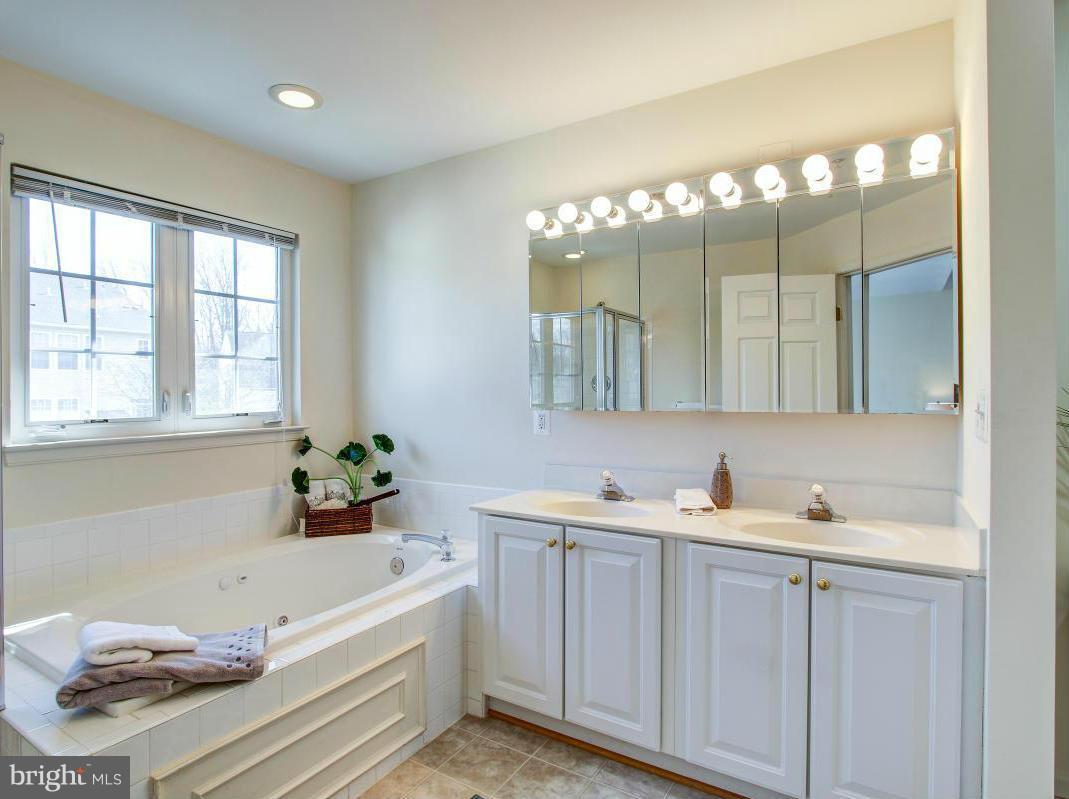 13922 Lullaby Road Germantown, MD 20874 - Photo 18 of 29 Bath (Master)