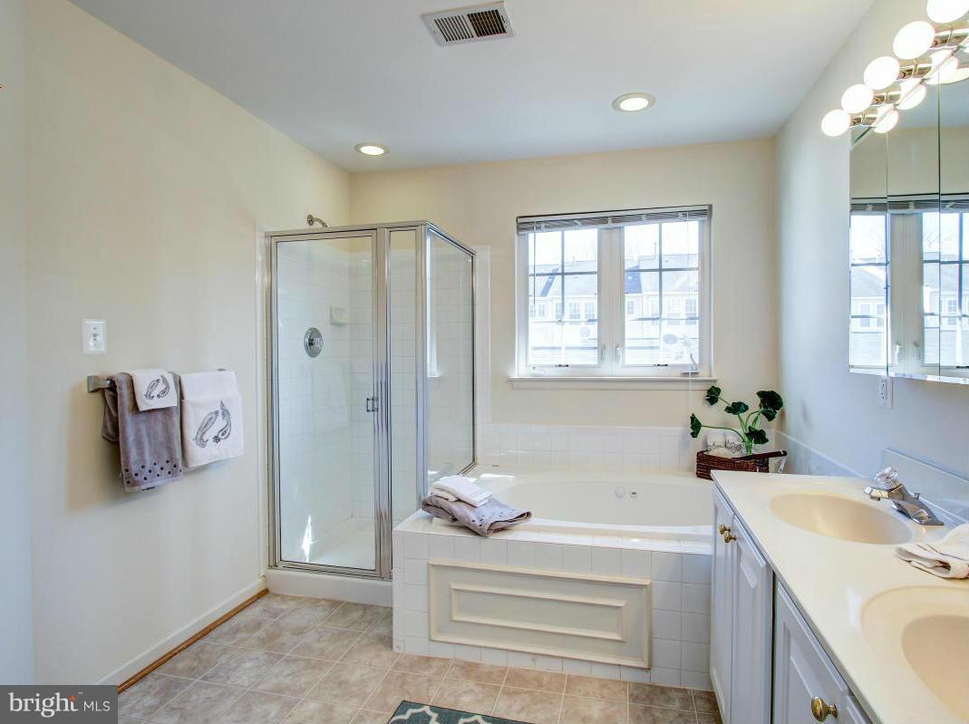 13922 Lullaby Road Germantown, MD 20874 - Photo 19 of 29 Bath (Master)