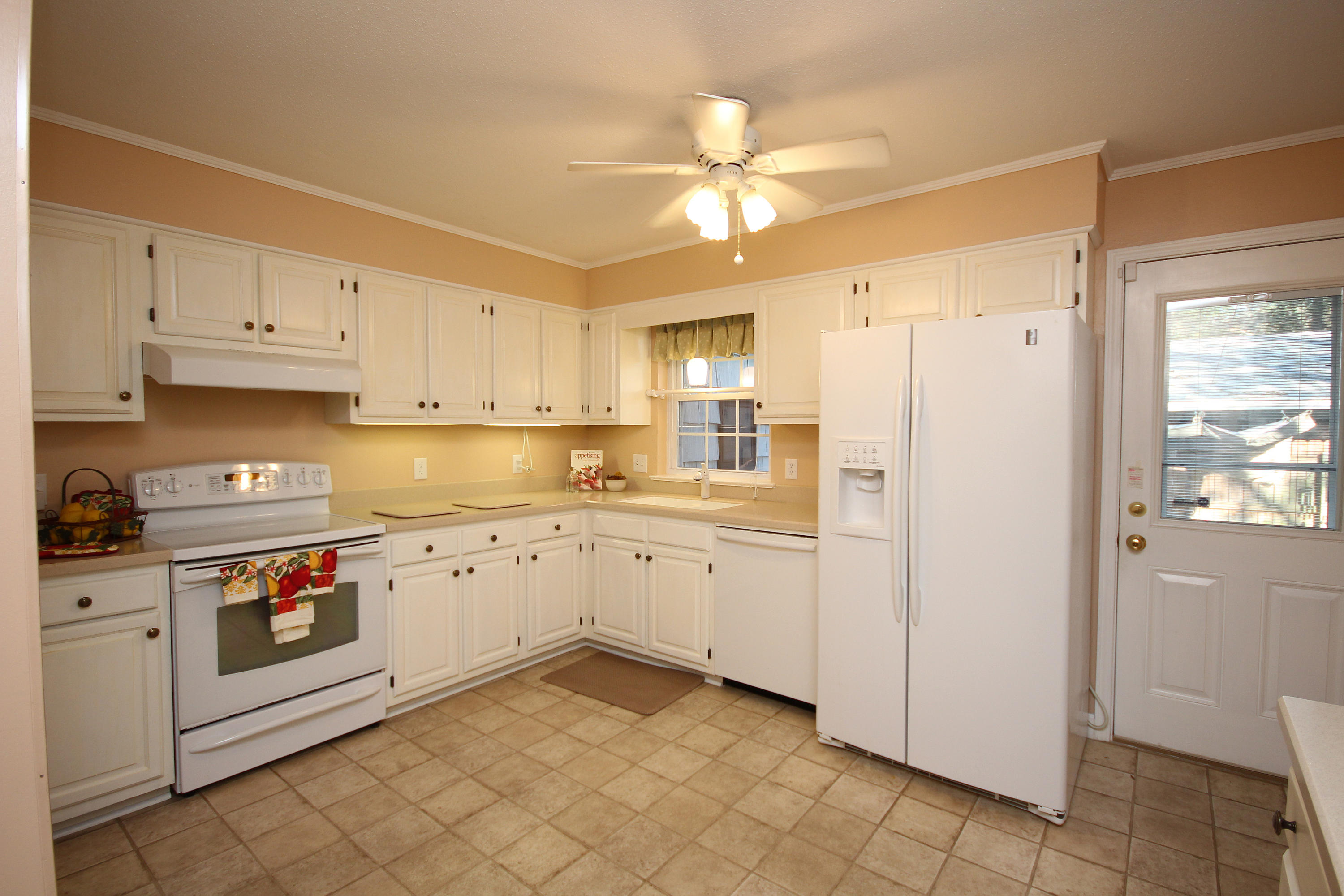 601 Lakeview Road Northwest Fort Walton Beach, FL 32547 - Photo 13 of 58 601LakeviewKitchen1