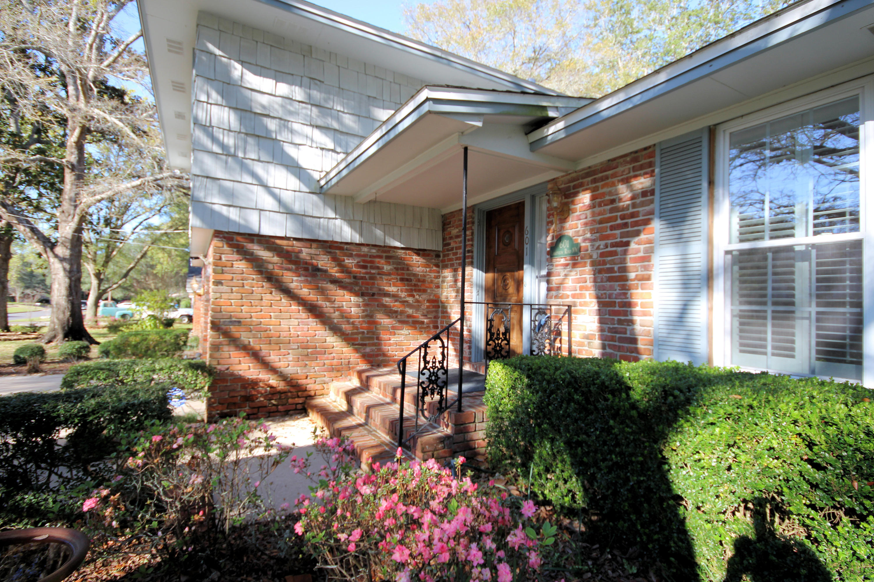 601 Lakeview Road Northwest Fort Walton Beach, FL 32547 - Photo 2 of 58 601LakeviewFrtEntry