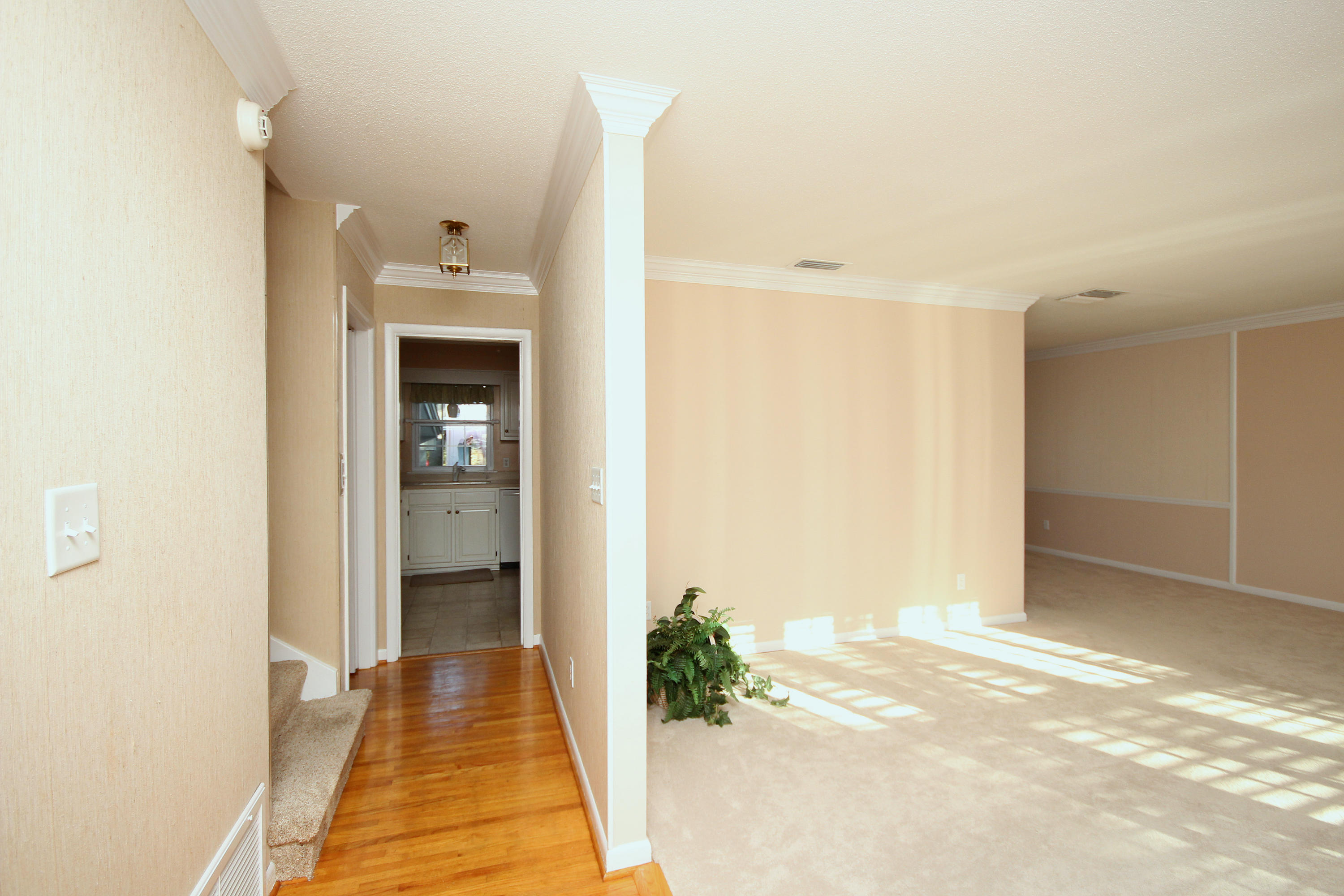 601 Lakeview Road Northwest Fort Walton Beach, FL 32547 - Photo 5 of 58 601LakeviewVHallway